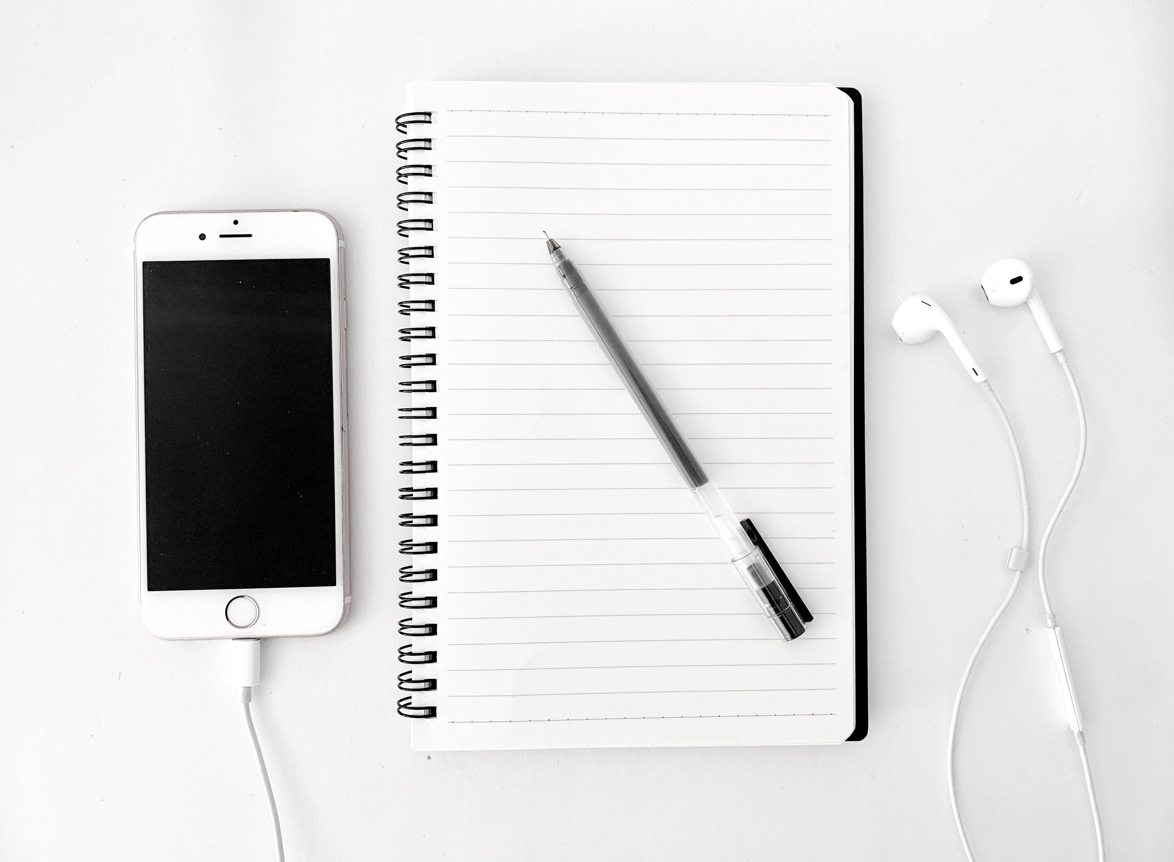iPhone om naar de gratis breathworksessie te luisteren met notitieboekje om inzichten op te schrijven